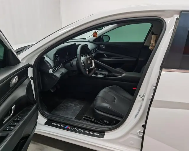 Hyundai Elantra 1.5L CVT LUX Premium Edition