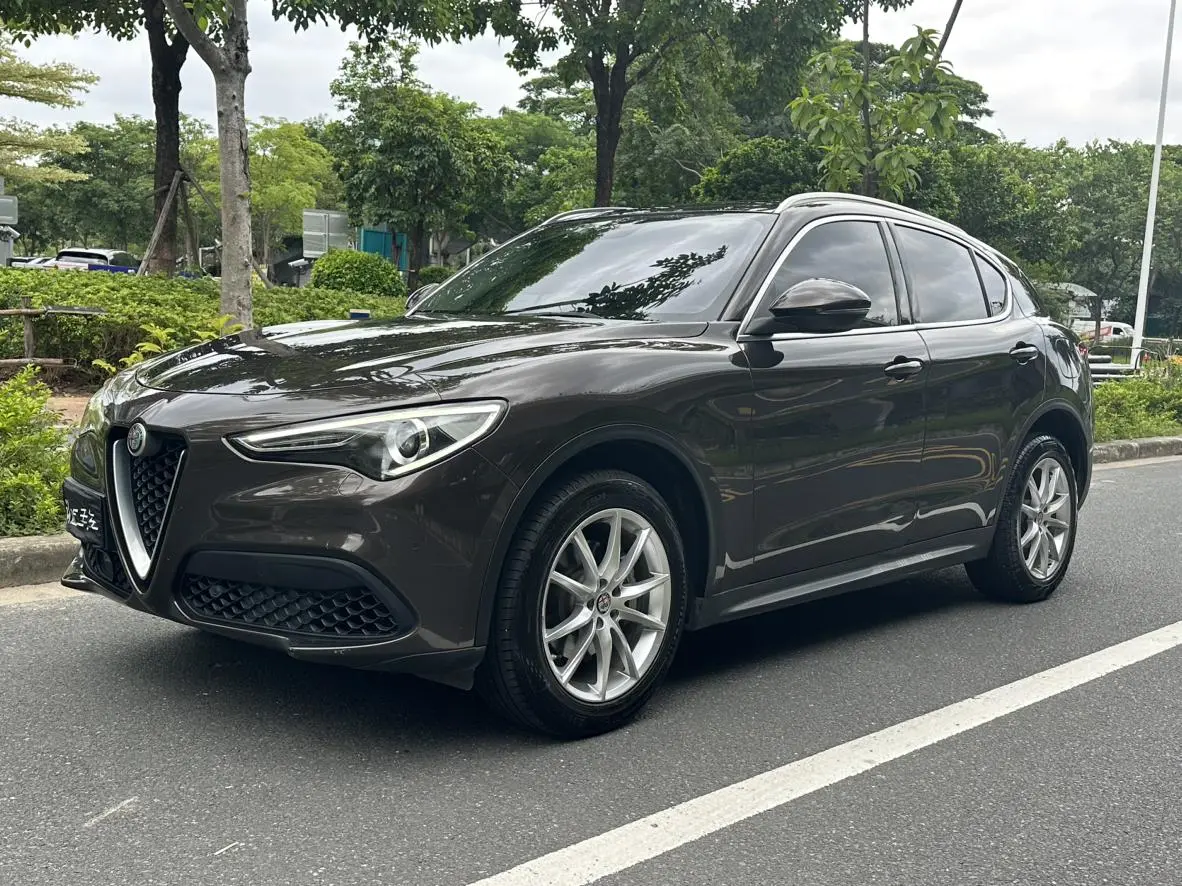 Alfa Romeo Stelvio 2.0T 280HP Deluxe Edition