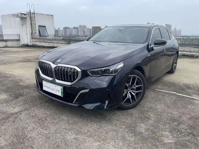 BMW BMW i5 eDrive40L M sports suit
