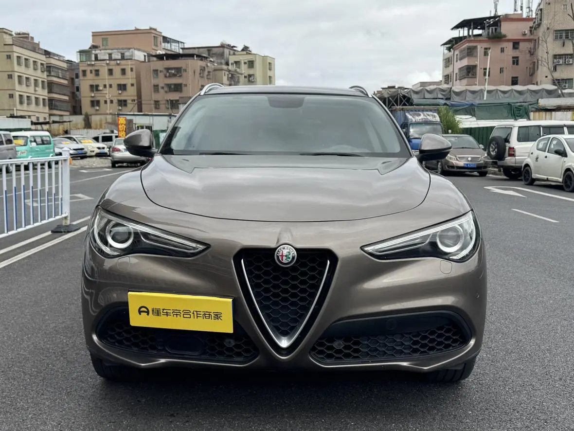 Alfa Romeo Stelvio 2.0T 280HP Deluxe Edition