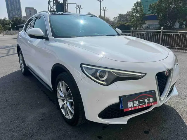 Alfa Romeo Stelvio 2.0T 200HP Deluxe Edition