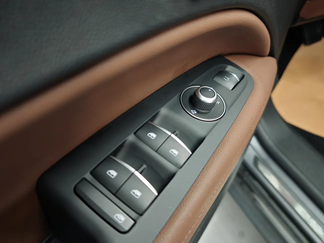 Alfa Romeo Stelvio 2.0T 280HP Deluxe Edition