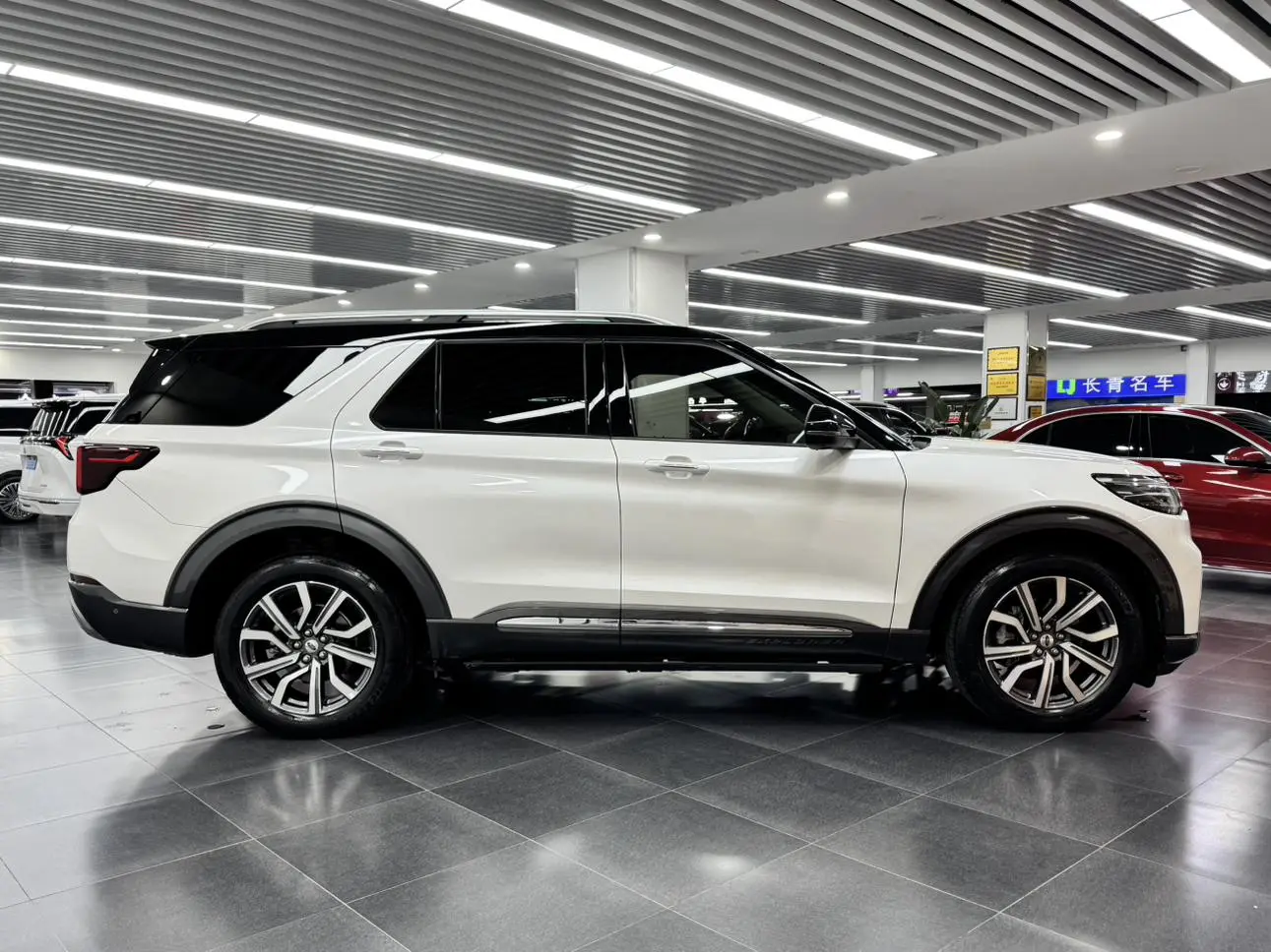 Ford Explorer EcoBoost 285 four-wheel drive titanium version 6 seats