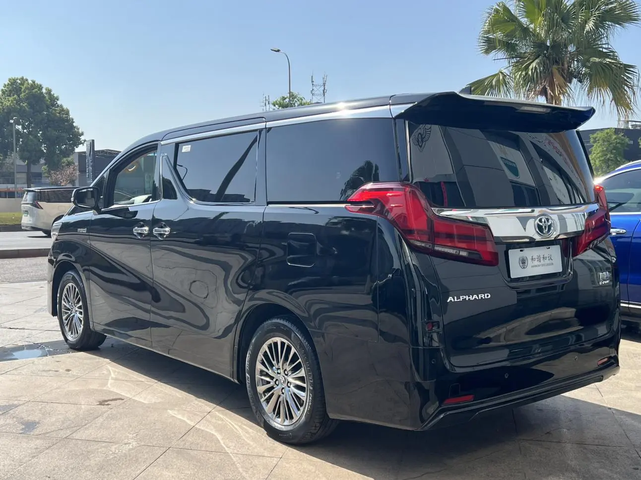TOYOTA Elfa Dual engine 2.5L Deluxe Edition