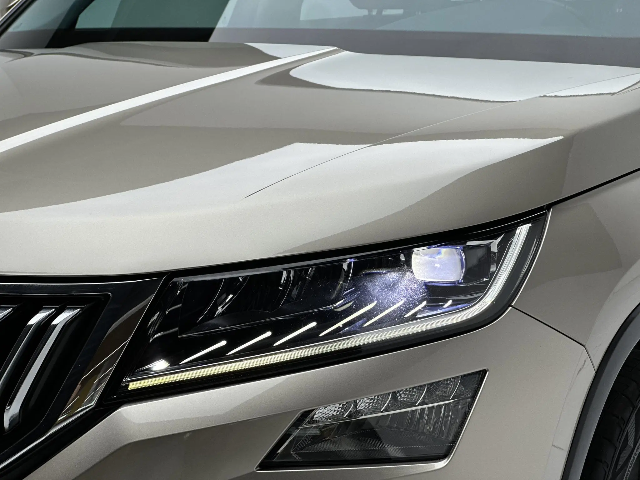 Skoda Kodiak Facelifted ZI330 7-seater two-wheel drive luxury premium edition Country VI