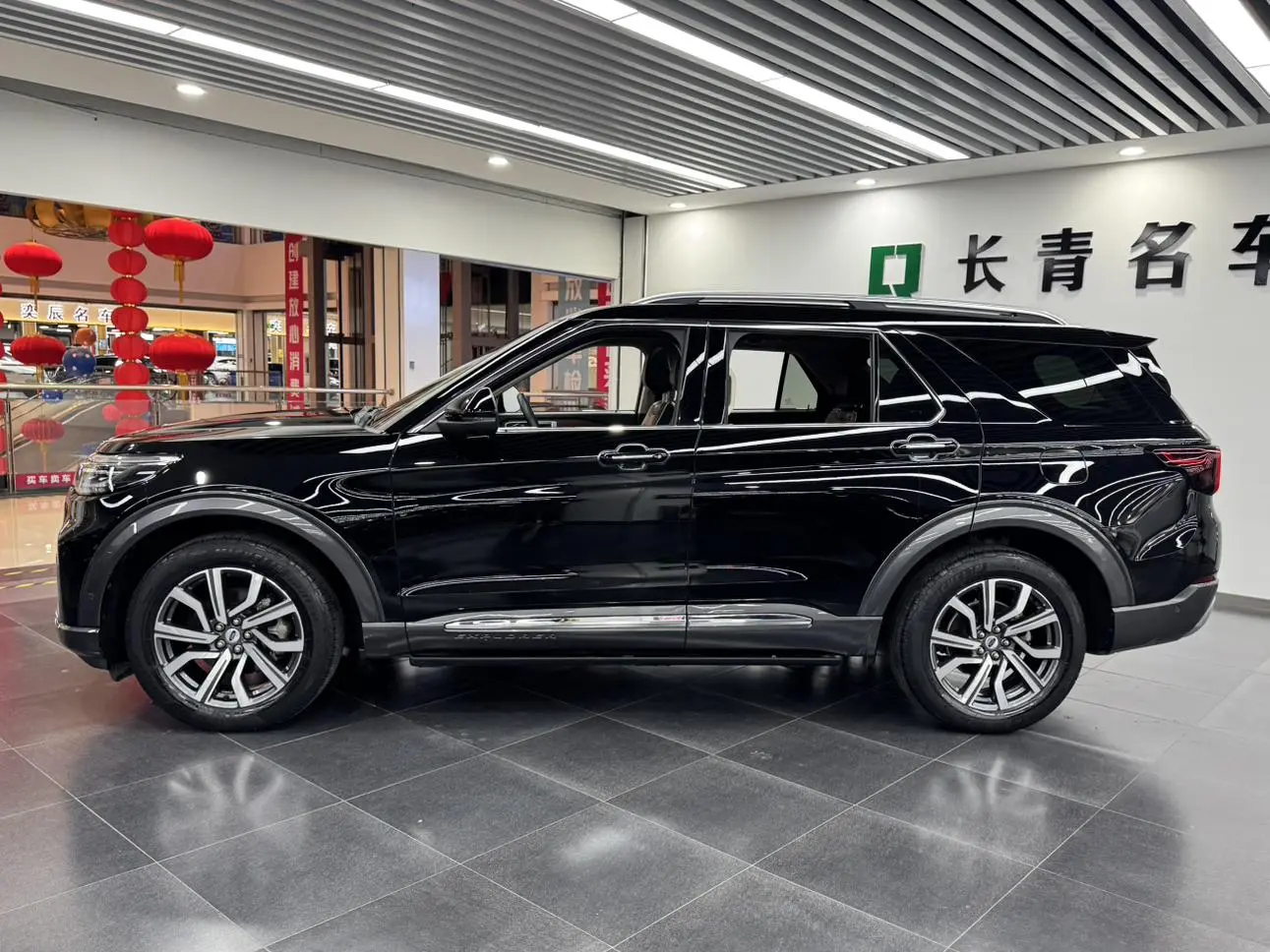 Ford Explorer 2.3T EcoBoost four-wheel drive titanium version 6 seats