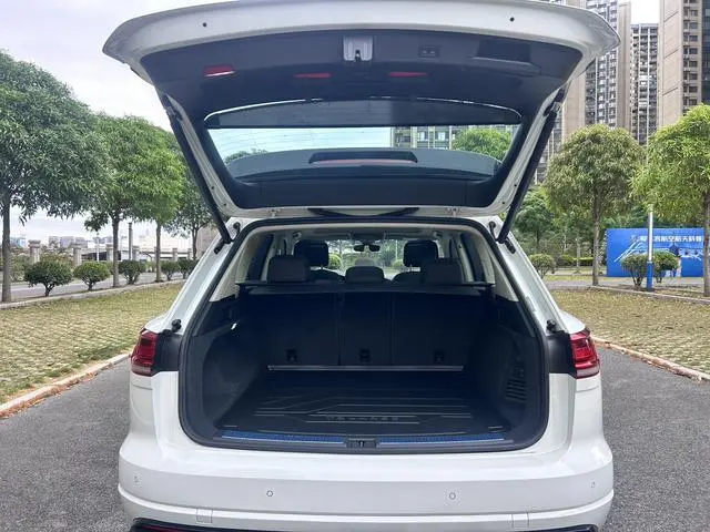 Volkswagen Touareg 3.0 TSI Sharp Front Version Country V
