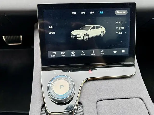 VOYAH Lantu chasing light PHEV Ultra-long battery life, four-wheel drive executive edition