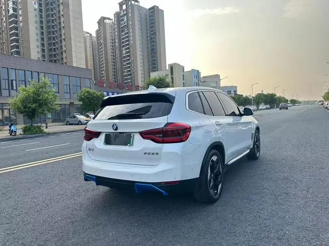 BMW BMW iX3 Creative collar type