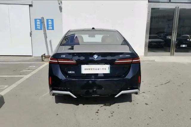 BMW BMW i5 eDrive35L M sports suit