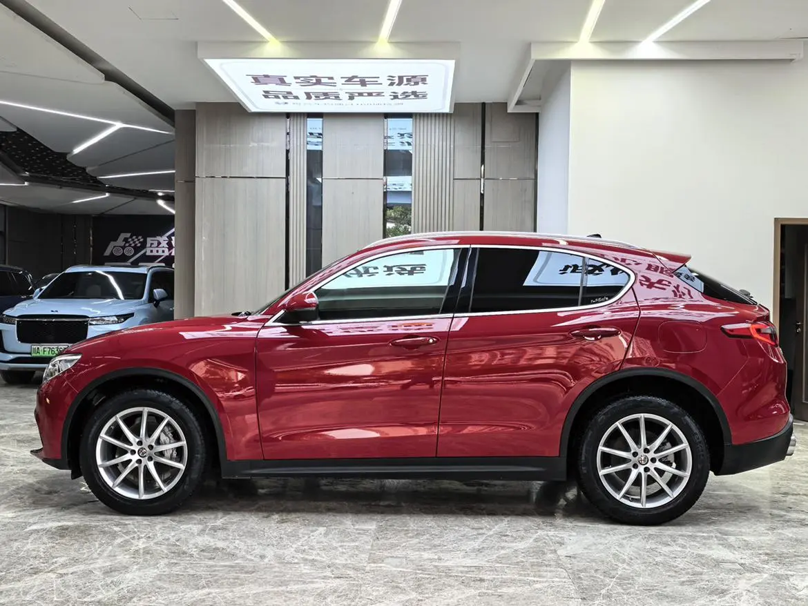 Alfa Romeo Stelvio 2.0T 200HP Deluxe Edition