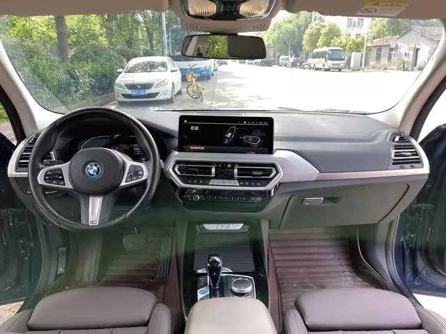 BMW BMW iX3 Creative collar type