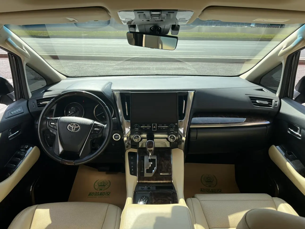 TOYOTA Elfa Dual engine 2.5L Deluxe Edition