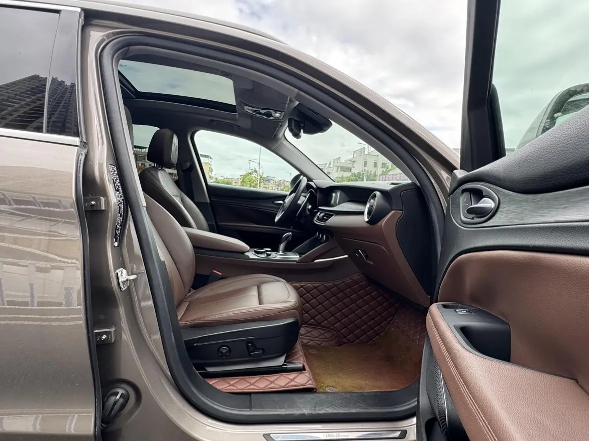 Alfa Romeo Stelvio 2.0T 280HP Deluxe Edition