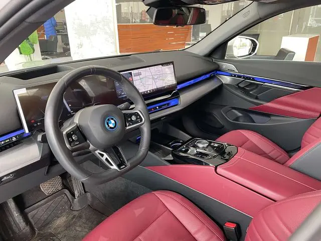 BMW BMW i5 eDrive40L M sports suit