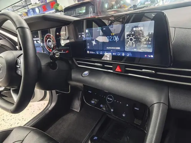 Hyundai Elantra 1.5L CVT LUX Premium Edition