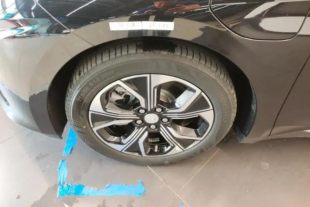 Hongqi Hongqi E-QM5 Basic Travel Version