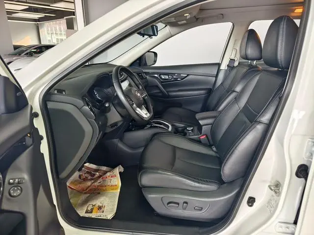 Nissan Qijun 2.5L CVT Zhilian seven-seater leading version 4WD