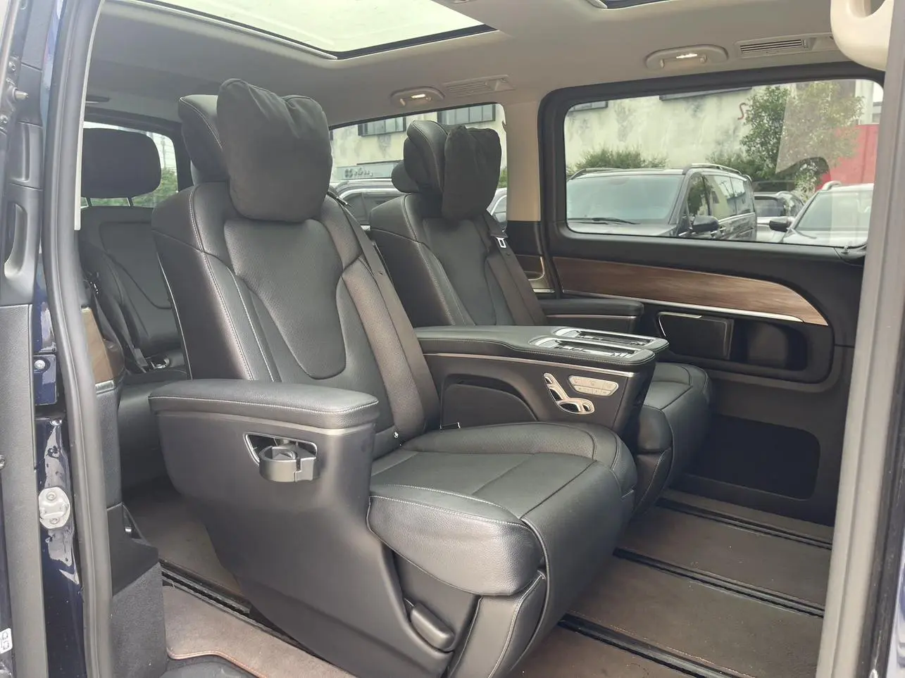 Mercedes-Benz Mercedes-Benz V-class V 260 L Long Wheelbase Premium Edition