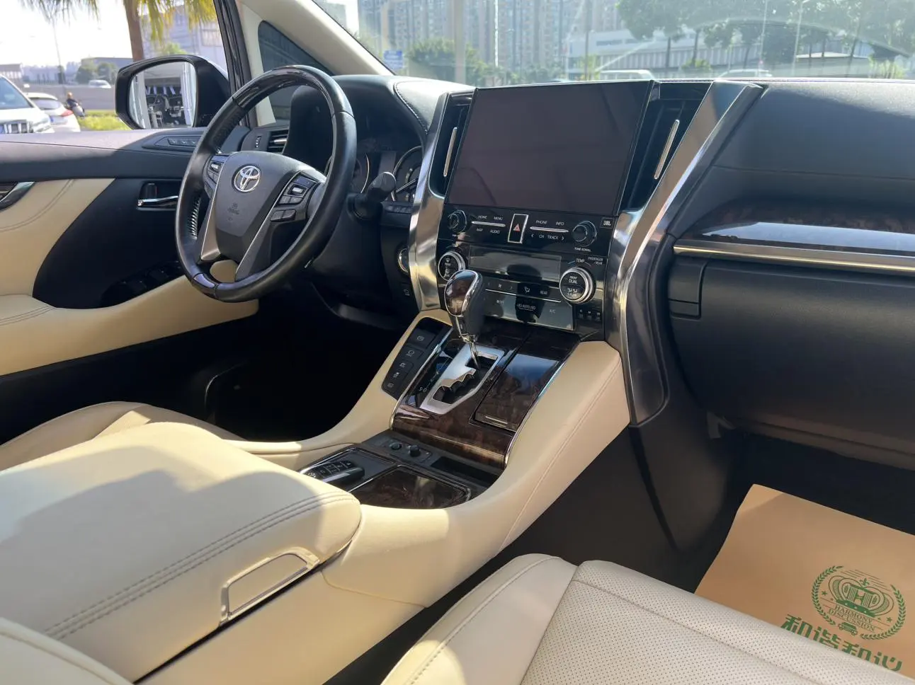 TOYOTA Elfa Dual engine 2.5L Deluxe Edition