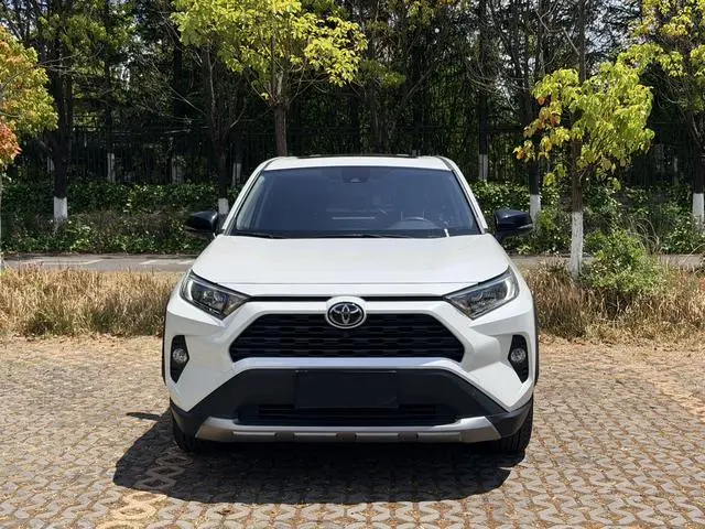 TOYOTA RAV4 Rongfang 2.0L CVT four-wheel drive fashion version
