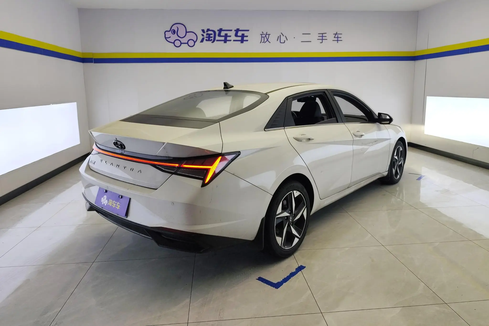 Hyundai Elantra 1.5L CVT LUX Premium Edition