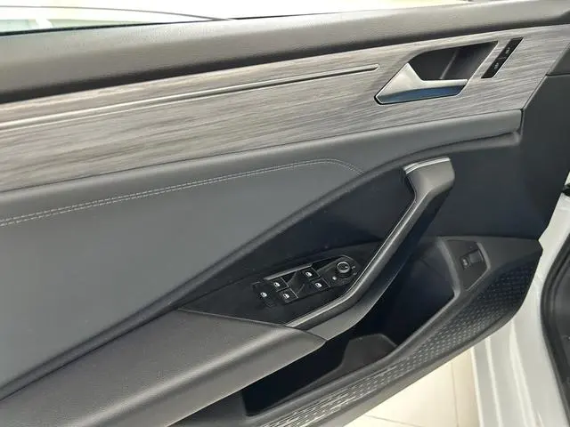 Volkswagen Sagitar 200TSI DSG Flying Edition