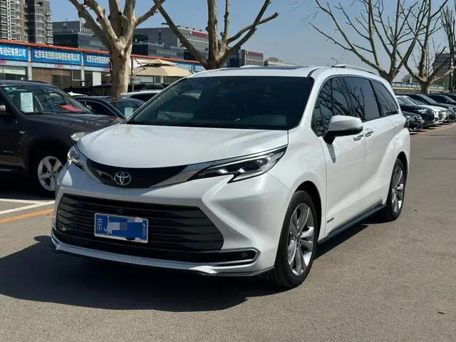 TOYOTA Saina Facelifted dual engine 2.5L Premium Edition