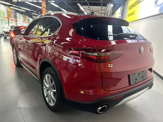 Alfa Romeo Stelvio 2.0T 200HP Deluxe Edition