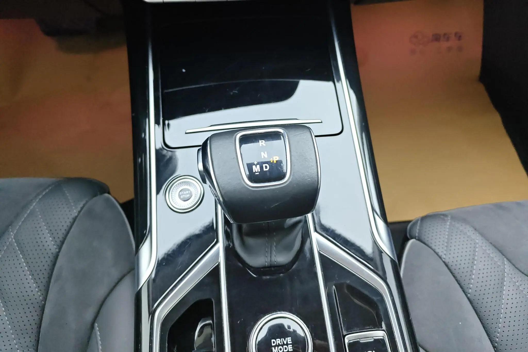 Hongqi Hongqi HS5 2.0T Zhilian Qixiang four-wheel drive version