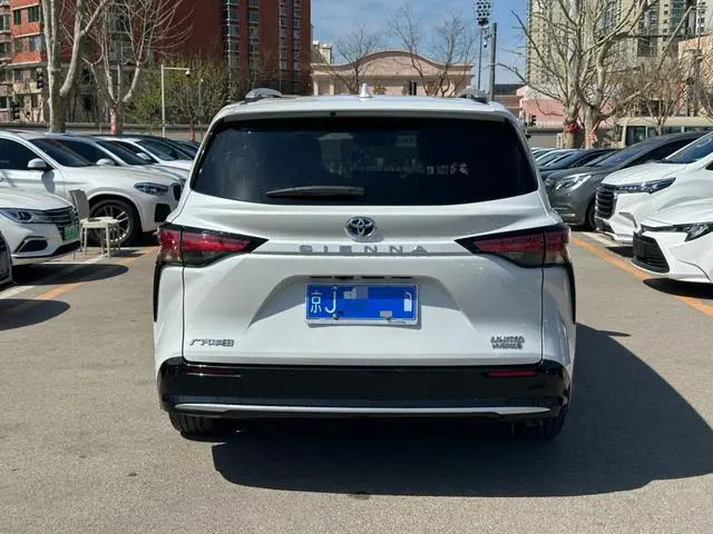 TOYOTA Saina Facelifted dual engine 2.5L Premium Edition