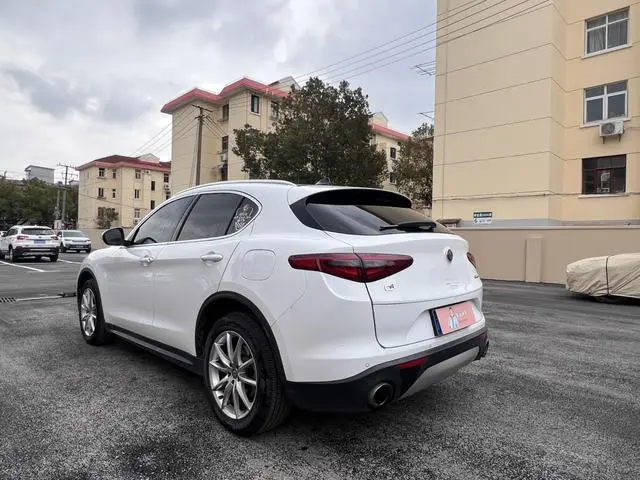 Alfa Romeo Stelvio 2.0T 200HP Deluxe Edition