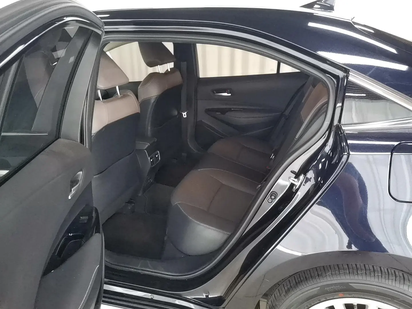 TOYOTA Asian lion 2.0L Premium Edition
