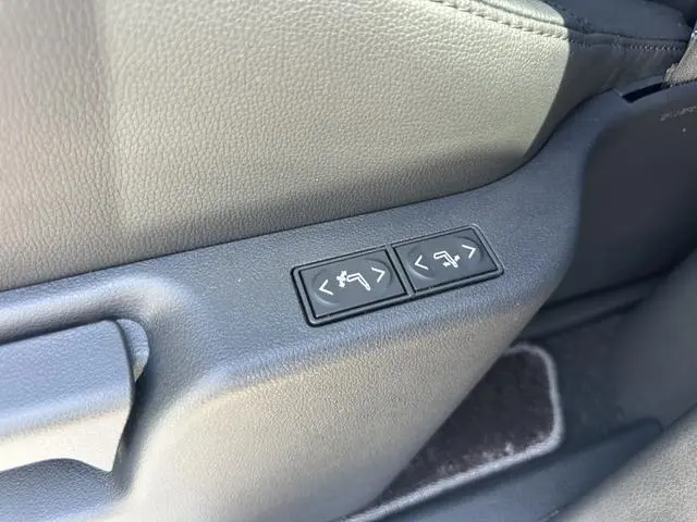 TOYOTA Saina Facelifted dual engine 2.5L Premium Edition
