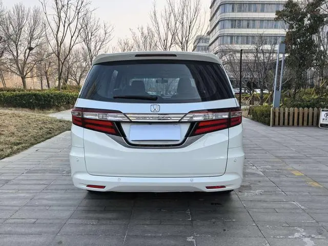 Honda Odyssey 2.4L Deluxe Edition