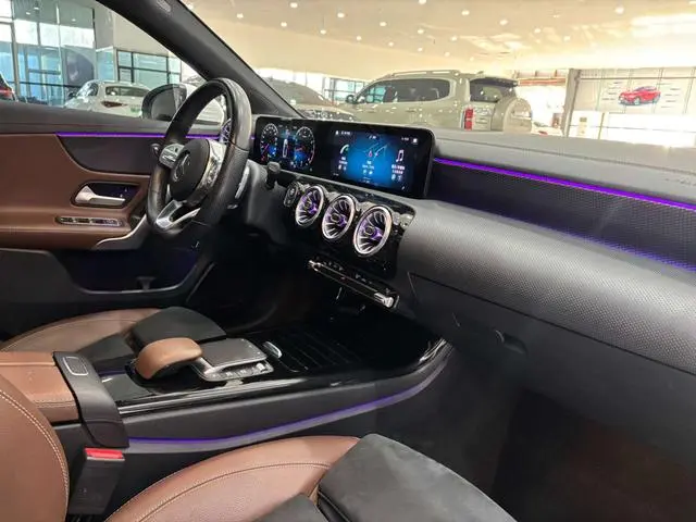 Mercedes-Benz Mercedes-Benz A-class A 200 L sports sedan fashion Version