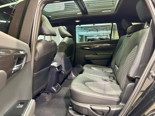 TOYOTA Crown Lufang Smart electric hybrid dual engine 2.5L E-CVT four-wheel drive Premium Edition