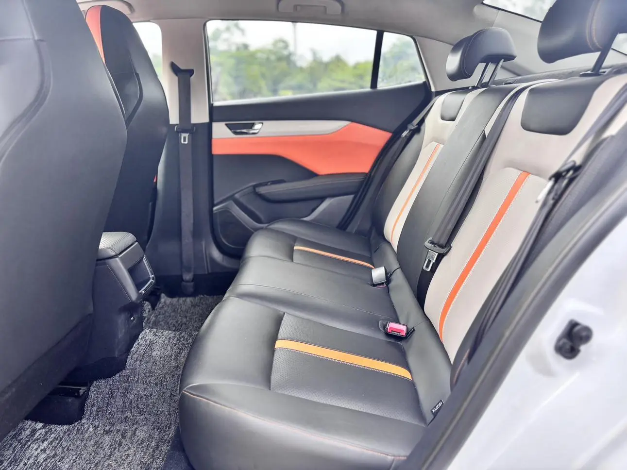 Dongfeng Fengshen Yi Hyun Facelift 1.5L automatic wind chasing version