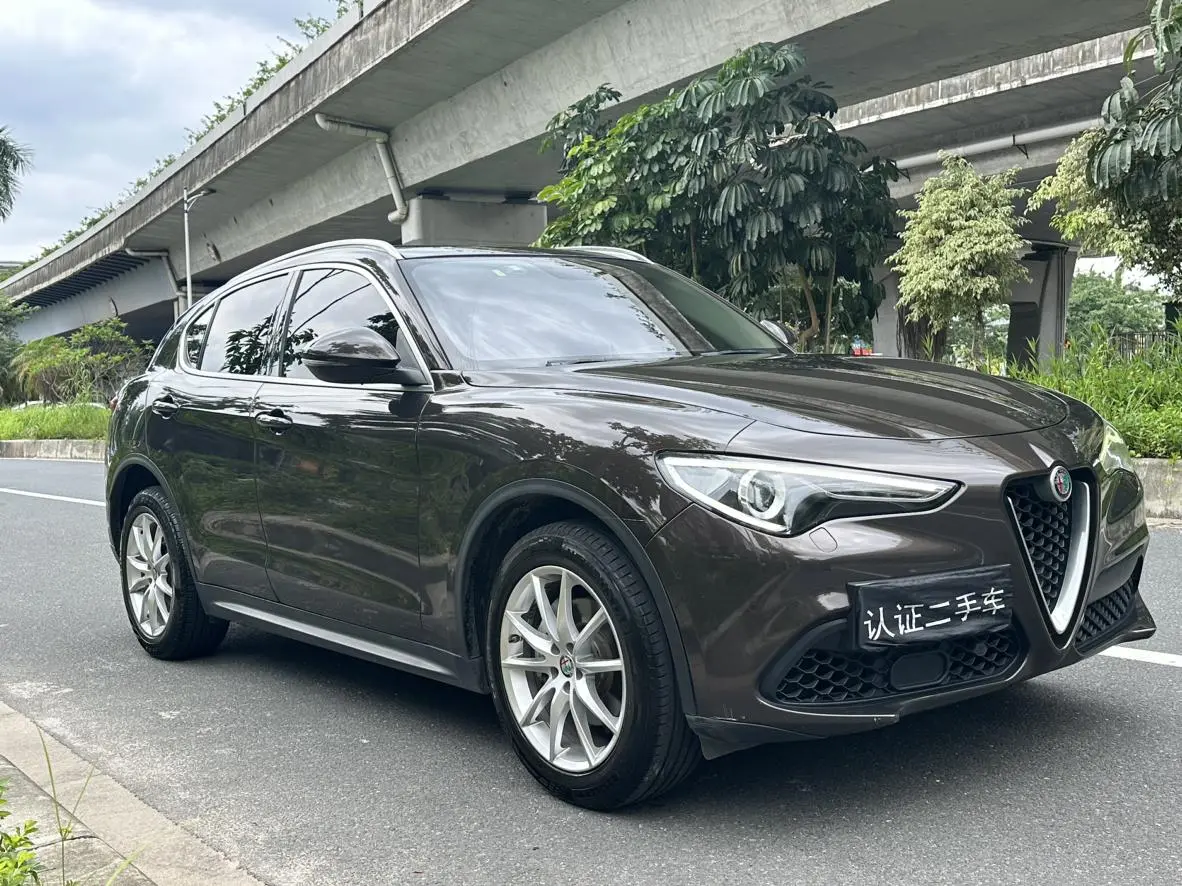 Alfa Romeo Stelvio 2.0T 280HP Deluxe Edition