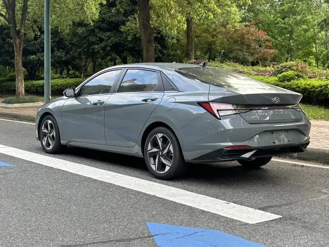Hyundai Elantra 1.5L CVT LUX Premium Edition