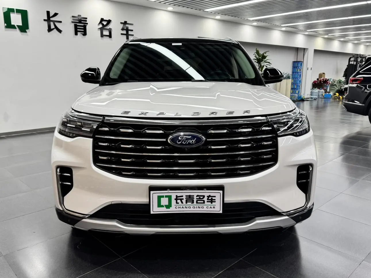 Ford Explorer EcoBoost 285 four-wheel drive titanium version 6 seats