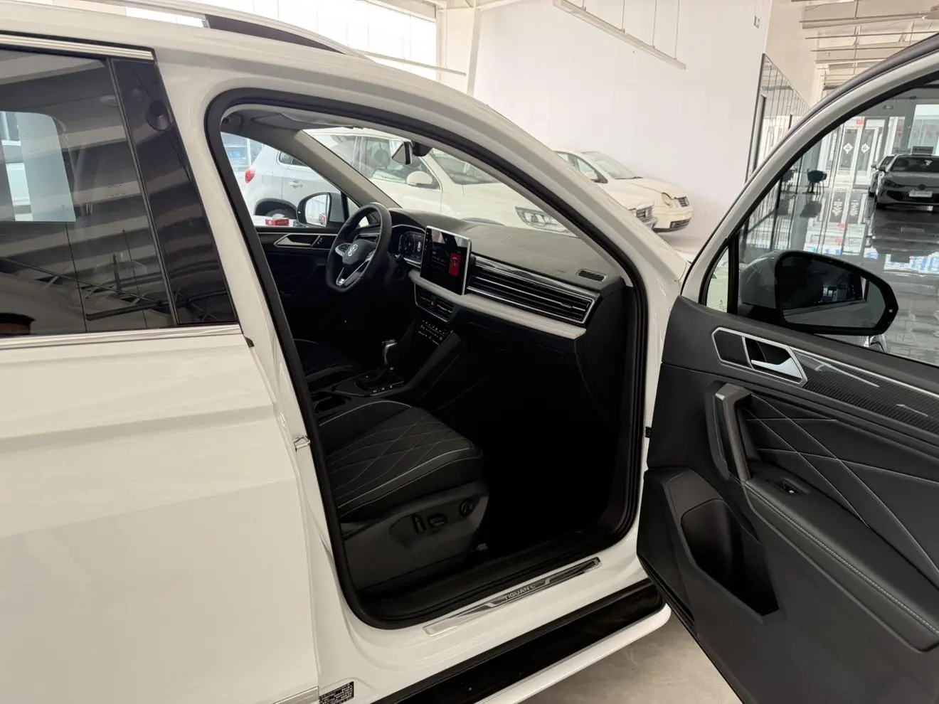 Volkswagen Tiguan L Outstanding 330TSI two-wheel drive R-Line Longyao version