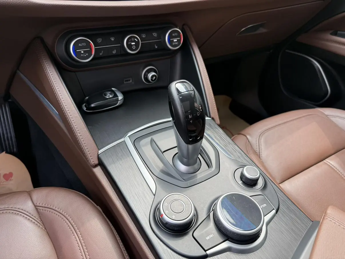 Alfa Romeo Stelvio 2.0T 200HP Deluxe Edition