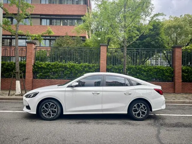 MG MG5 180DVVT CVT Youth Deluxe Edition