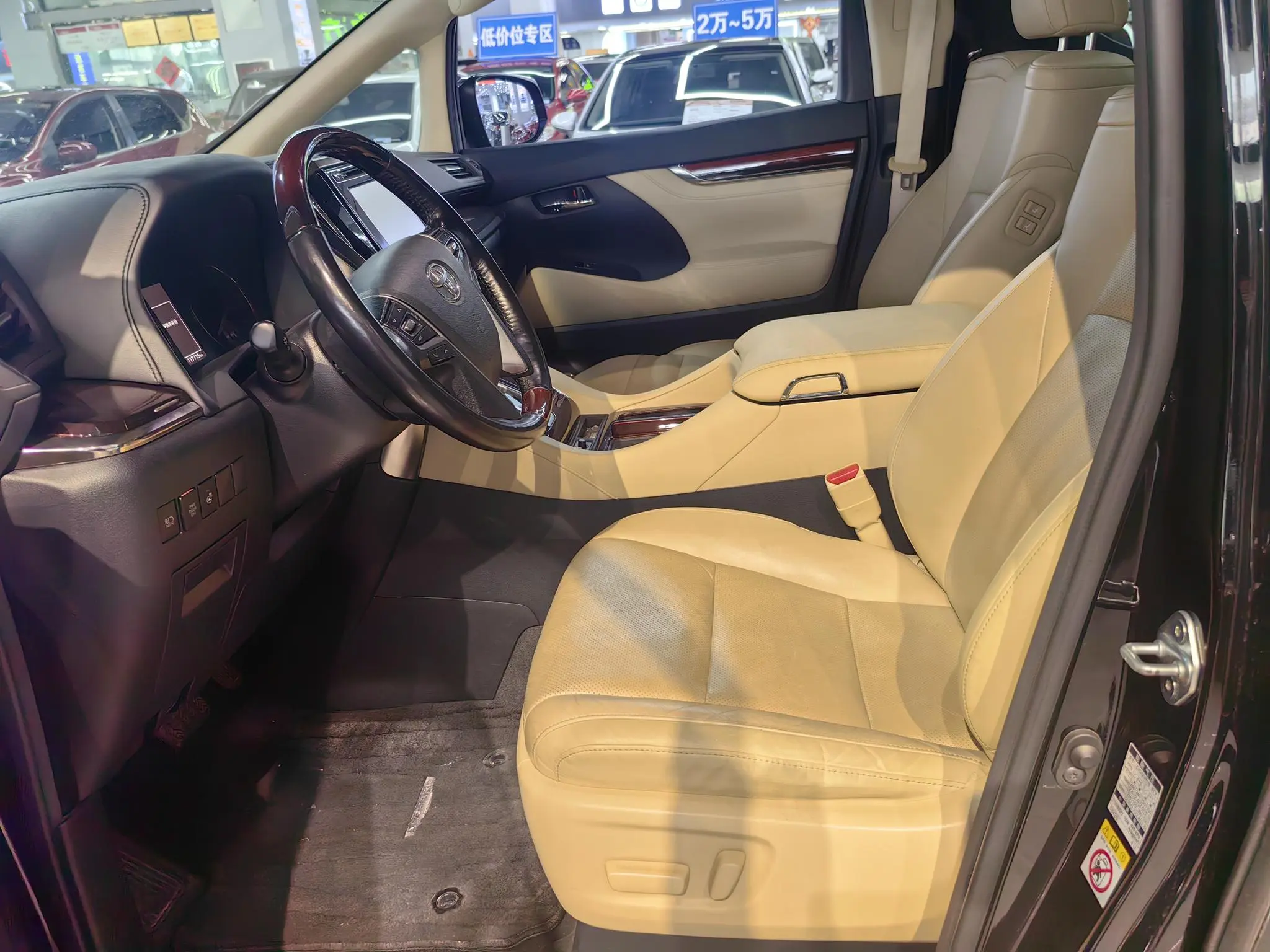 TOYOTA Elfa 3.5L Deluxe Edition
