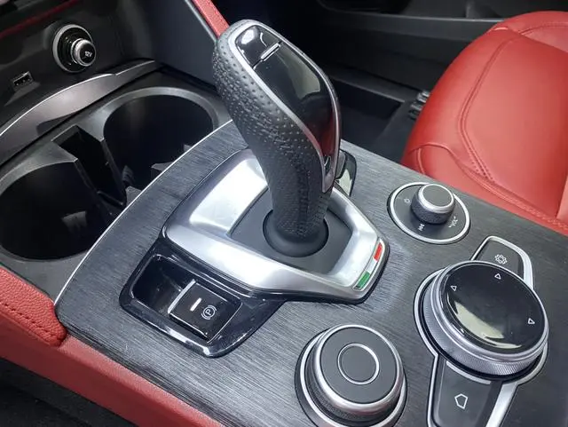 Alfa Romeo Stelvio 2.0T 280HP Deluxe Edition