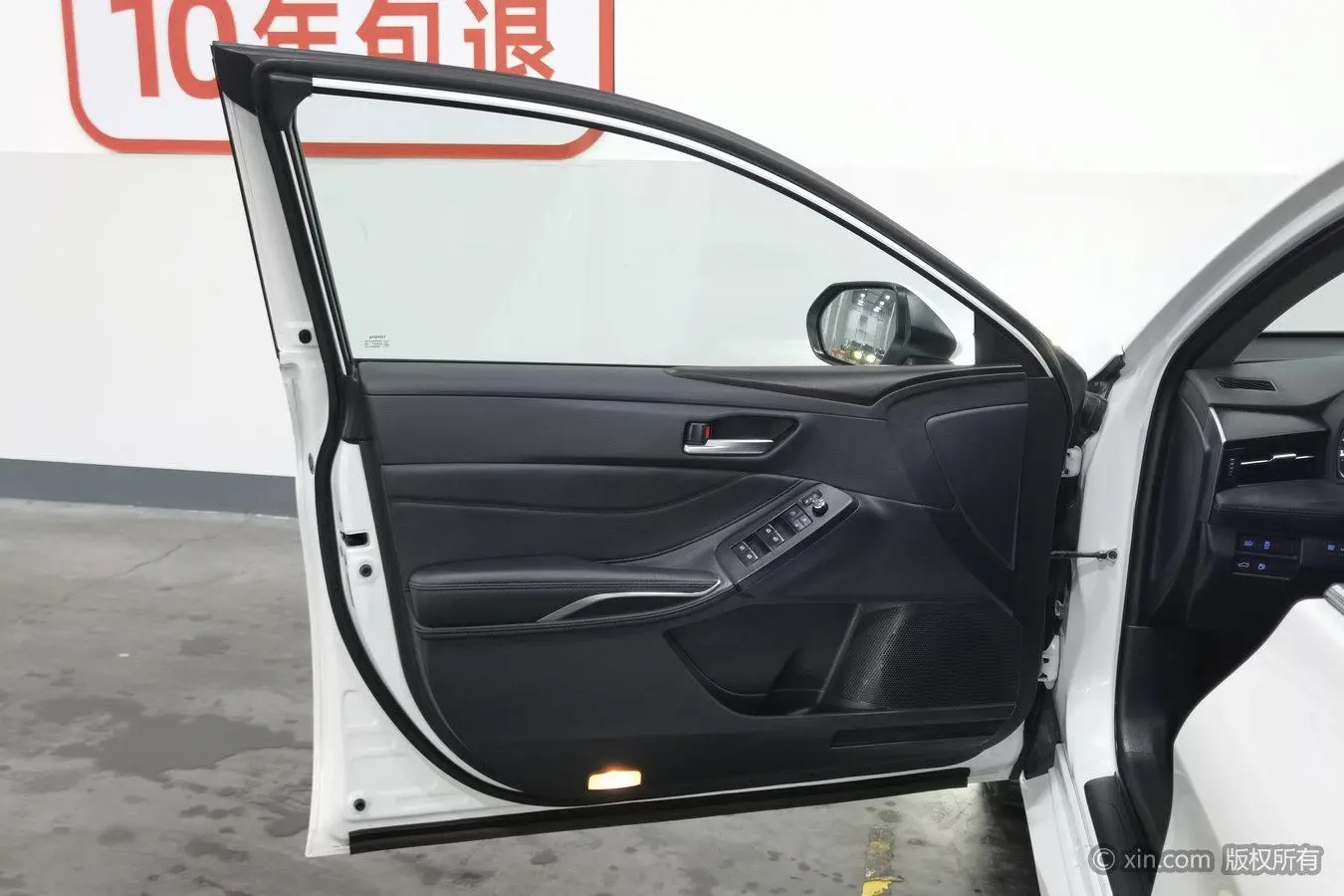 TOYOTA Asian dragon 2.0L Deluxe Edition Country VI