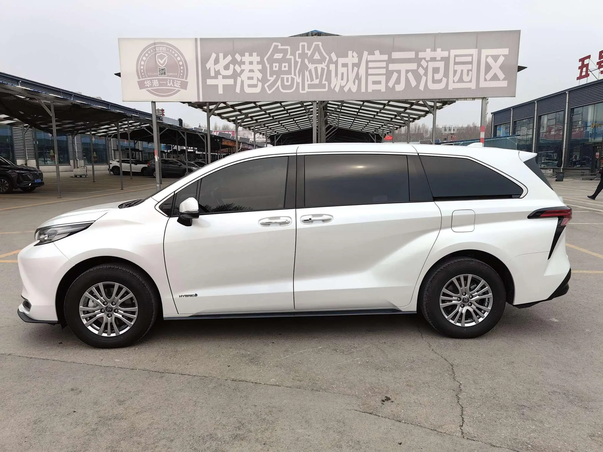 TOYOTA Saina 2.5L Hybrid Premium Edition