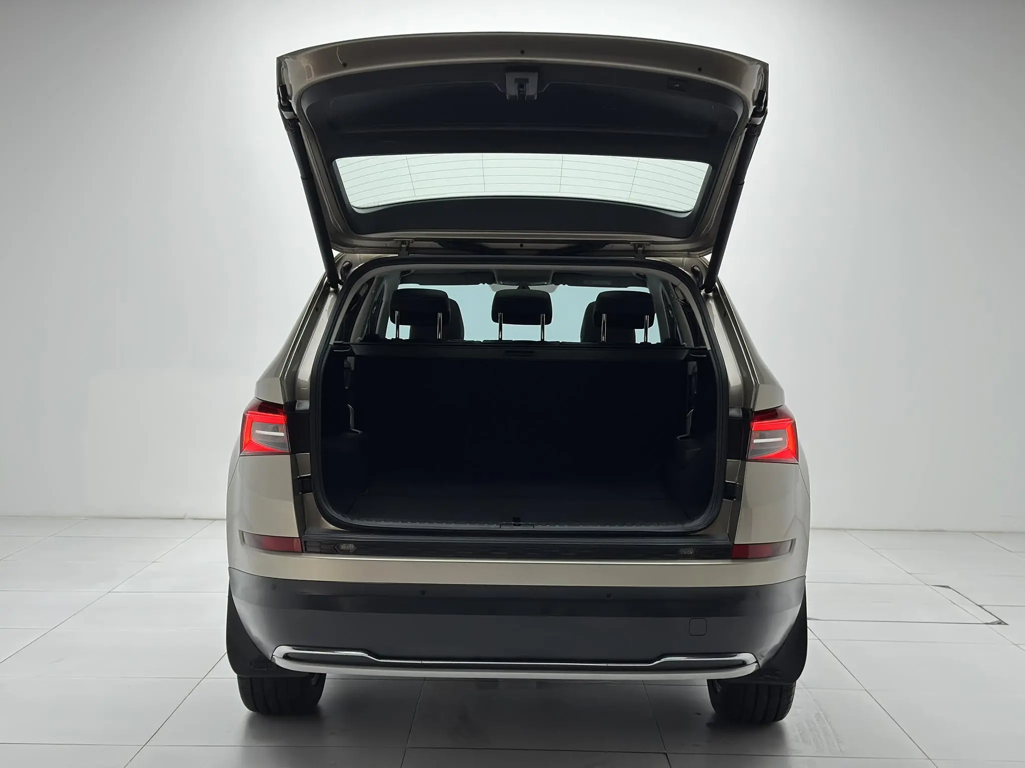 Skoda Kodiak Facelifted ZI330 7-seater two-wheel drive luxury premium edition Country VI