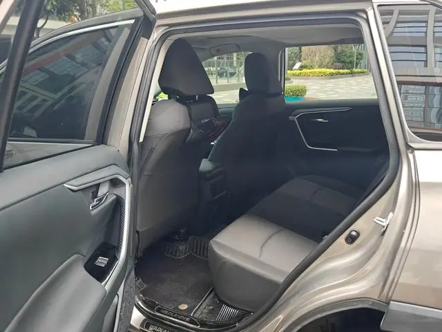 TOYOTA RAV4 Rongfang 2.0L CVT two-wheel drive fashion version
